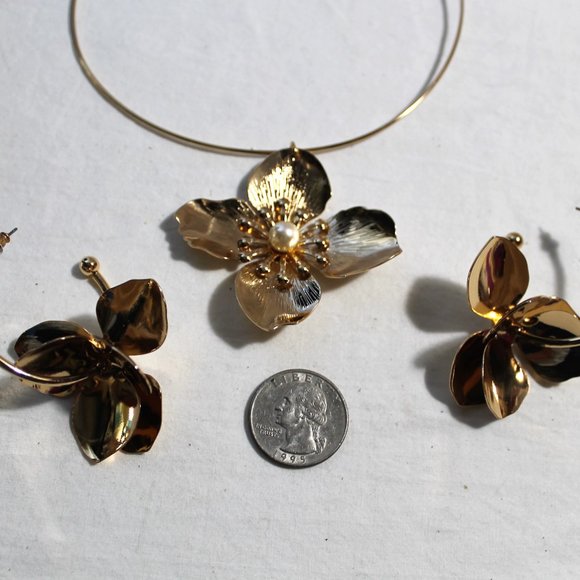 Avon Hawaiian Flower Choker & Hoop Earrings - Picture 6 of 8